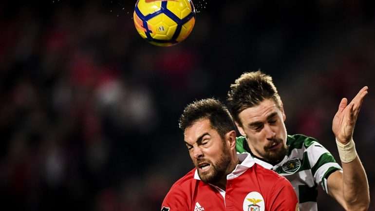 Coates e Jardel a disputar mais um lance pelo ar: no final, e mais uma vez, o jogo grande acabou com um empate