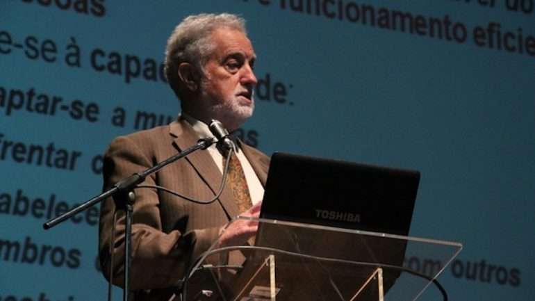 Álvaro de Carvalho nasceu em agosto de 1948, na Lourinhã