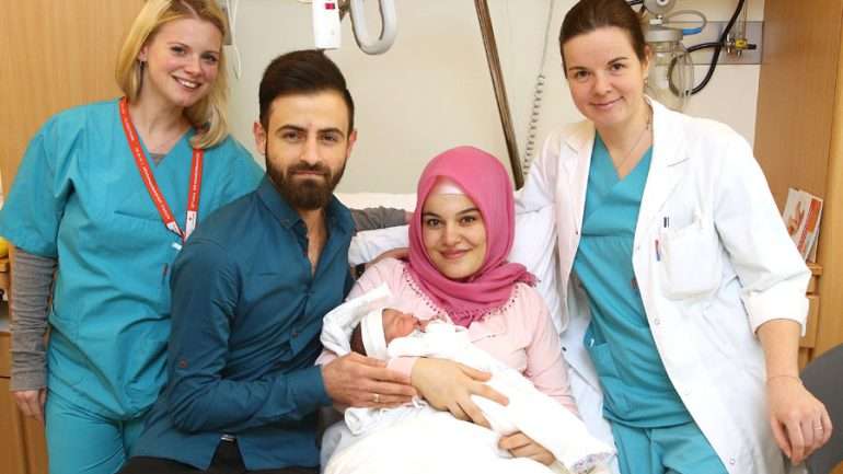 Asel nasceu já depois da meia-noite do dia 1 de janeiro. A fotografia com os pais, a médica Ivone Saric-Milinic e a enfermeira Bettina Glaser foi publicada no "site" da associação de hospitais de Viena