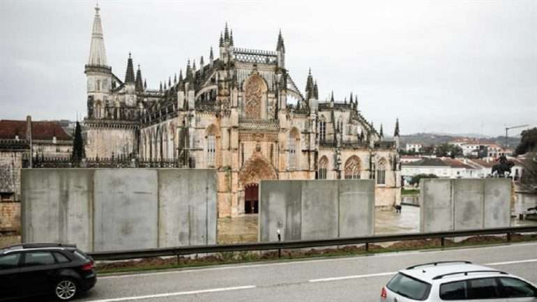 O Mosteiro da Batalha foi construído em 1385