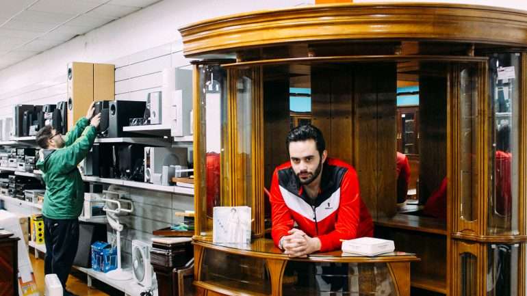 Depois de um almoço no snack-bar "O Carpa", David Bruno aceitou ser fotografado numa loja de produtos em segunda mão. O bar de canto foi o cenário escolhido pelo artista