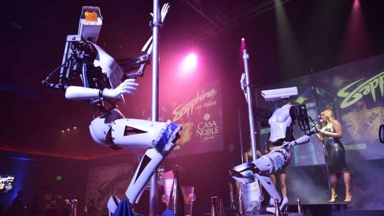 O espetáculo ocorre num club de strip em Las Vegas, de 9 a 12 de Janeiro, os mesmo dias do evento da CES