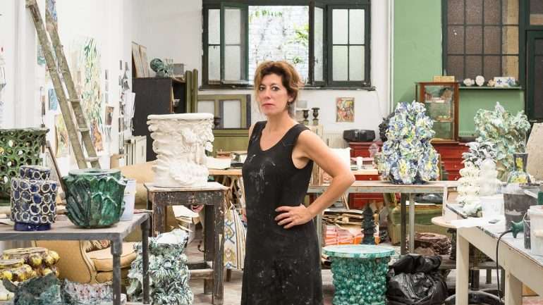 A cerâmica e os desenhos de Bela Silva já foram expostos nos quatro cantos do mundo. Com mais de 20 anos de carreira, a artista portuguesa foi convidada a ilustrar um lenço para a Hermès.