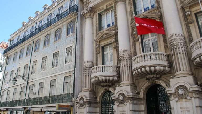 Clientes da instituição bancária tem criticado o banco por ser contra as moedas virtuais. Santander diz que não é contra as criptomoedas.