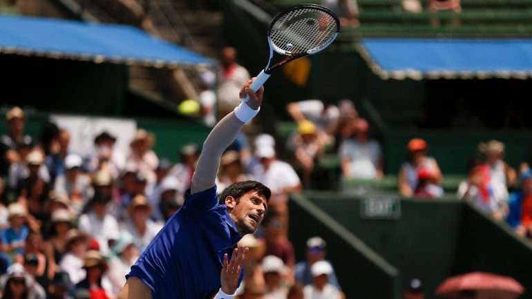 Nole jogou um torneio de exibição antes do Open da Austrália com uma manga elástica e uma nova ténica de serviço