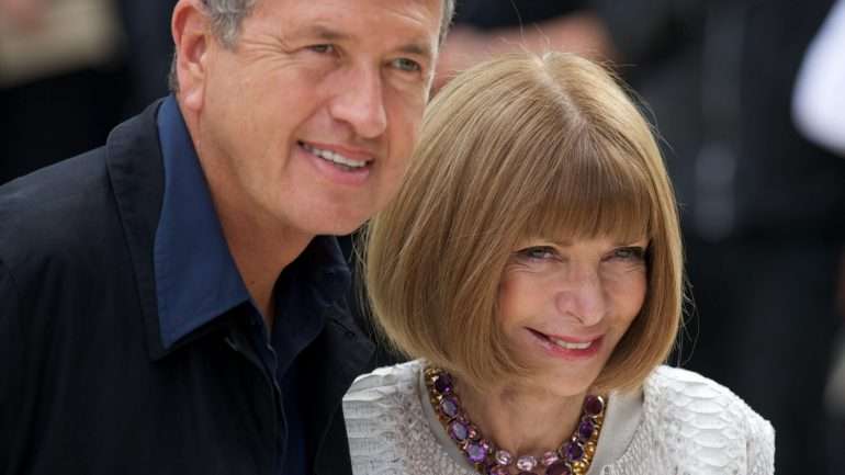 Anna Wintour (na imagem, ao lado de Maria Testino), anunciou a suspensão das colaborações dos fotógrafos com as revistas do grupo e ainda regras mais apertadas para as sessões fotográficas.