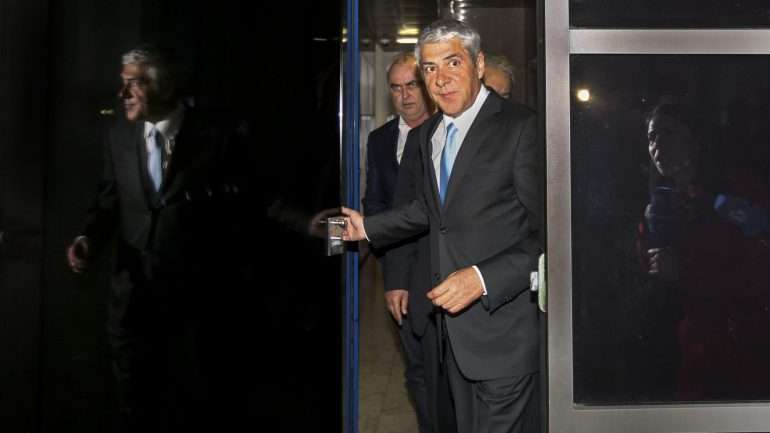 José Sócrates com o seu advogado Pedro Delille no último interrogatório no DCIAP antes da acusação da Operação Marquês