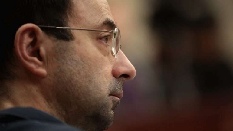 Larry Nassar, o "monstro" a quem as ex-atletas pedem um último ato: apontar os nomes de quem sabia o que se passava