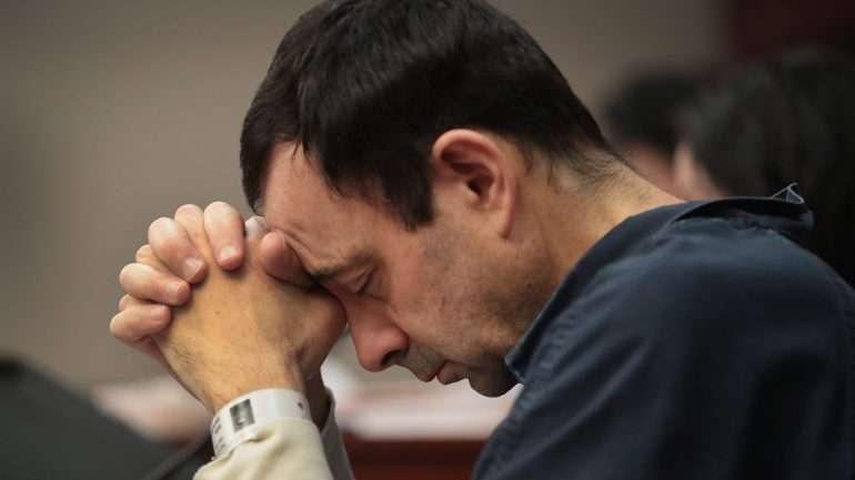 Larry Nassar, que já tinha sido condenado por posse de pornografia infantil, não mais voltará a sair da prisão