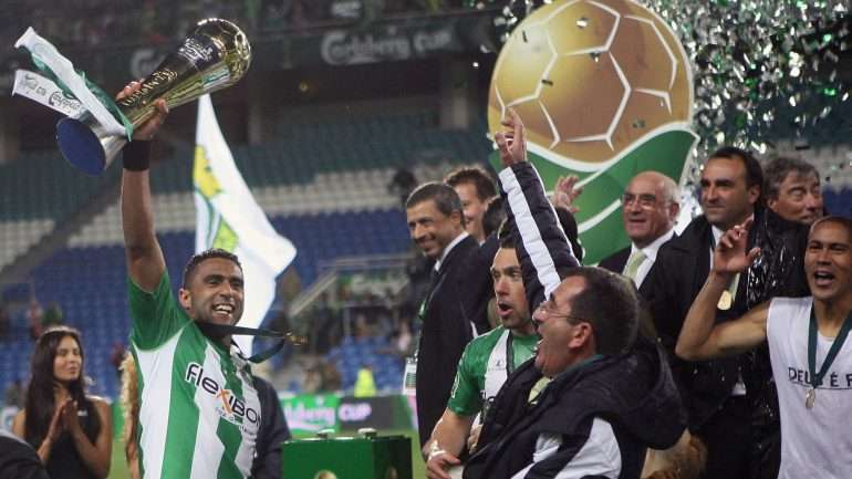 Sandro, capitão do V. Setúbal, ergueu a primeira Taça da Liga numa final no Algarve com o Sporting