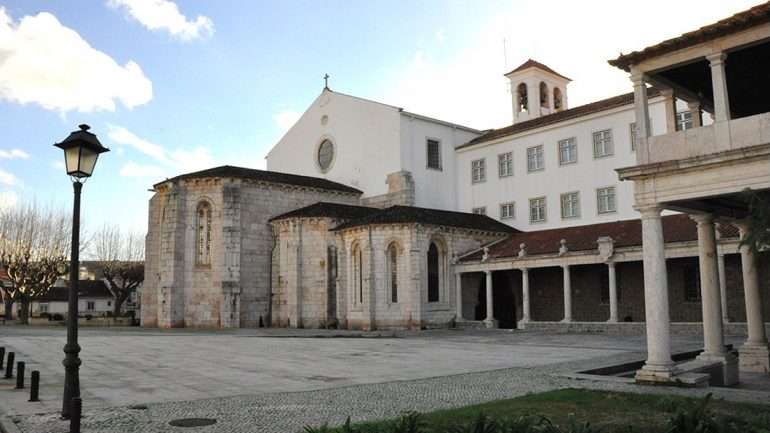 É na igreja do Mosteiro de S. Dinis e S. Bernardo, mais conhecido por Mosteiro de Odivelas, que se encontra sepultado o Rei D. Dinis