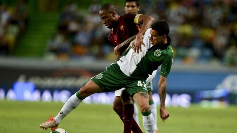 Wallyson, aqui num particular com a Roma a disputar a bola com Keita, fez cinco jogos na equipa A em 2014/15