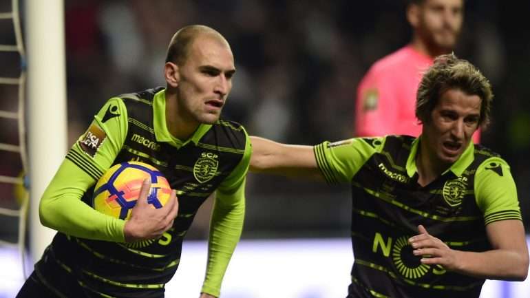 Bas Dost voltou a mostrar sangue frio na marca dos 11 metros, empatando a final da Taça da Liga aos 80'
