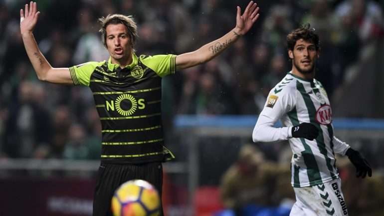 Coentrão deixa andar sob o olhar atento de Gonçalo Paciência, o melhor marcador da Taça da Liga com 5 golos
