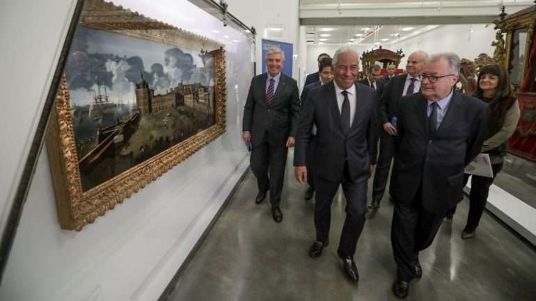 A cerimónia de assinatura do protocolo decorreu no Museu Nacional dos Coches, em Lisboa, e contou com a presença de António Costa e Luís Filipe Castro Mendes