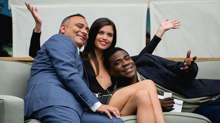 No filme, Sara Sampaio faz dela própria e é convidada num talk-show.