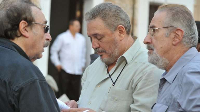 Fidel Castro Diaz-Balart (Fidelito), ao centro na fotografia, tinha 68 anos