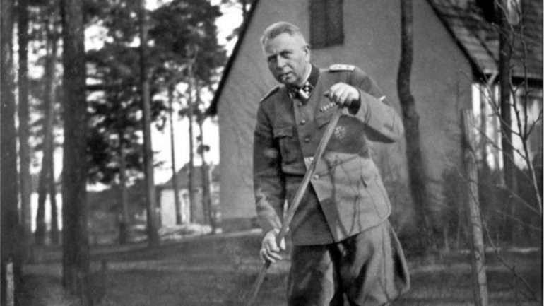 Karl Niemann, o avô “burocrata de escritório” de Derek (que afinal era um oficial nazi responsável pela mão-de-obra escrava em campos de concentração)
