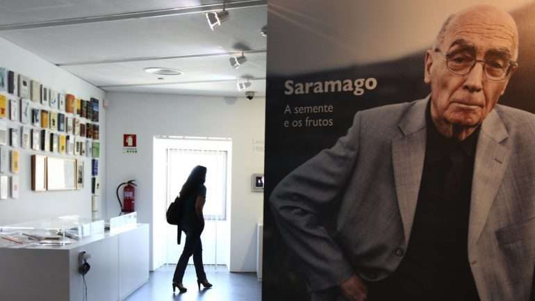 Além de Saramago, Margaret Jull Costa traduziu traduziu obras de escritores portugueses como Eça de Queirós, José Régio, António Lobo Antunes, Jorge de Sena, Lídia Jorge e Teolinda Gersão