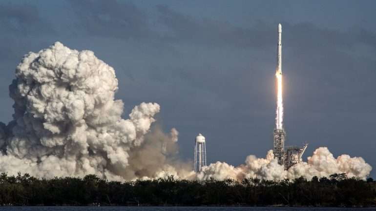 A Space X realizou esta terça-feira o primeiro teste do Falcon Heavy pondo em direção a Marte