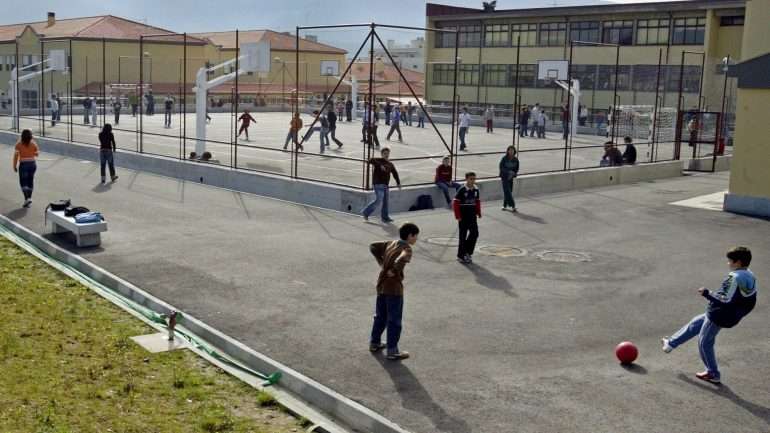 Os estudantes protestam sob o mote "Fartos de Blá Blá! Obras Já!".