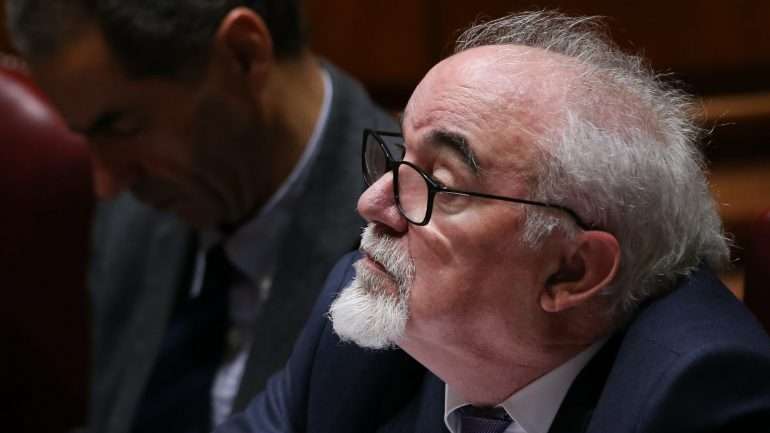 Vieira da Silva diz que alterações a leis laborais, só as que estão no Programa do Governo