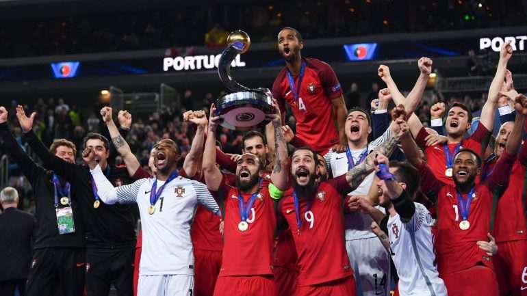 O momento em que Ricardinho, o melhor jogador e marcador do Europeu, levantou a taça com os companheiros