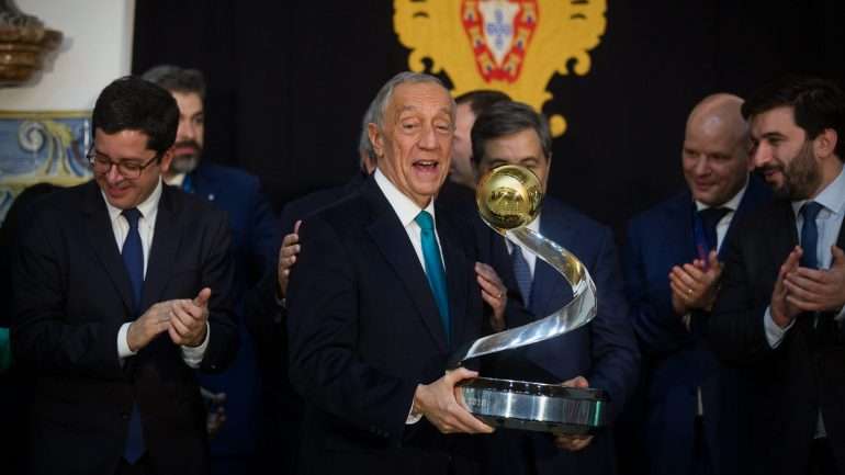 Marcelo, acompanhado do Presidente da Assembleia da República e do ministro da Educação, recebeu este domingo a seleção de futsal no Palácio de Belém