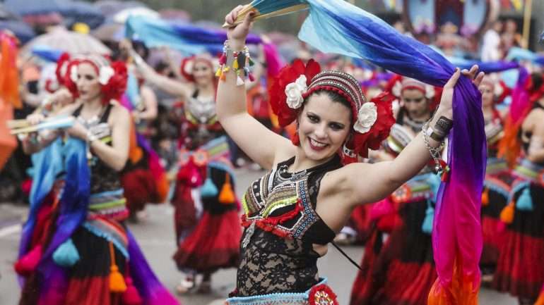 O Carnaval de Ovar envolve cerca de dois mil figurantes em representação de 14 grupos carnavalescos