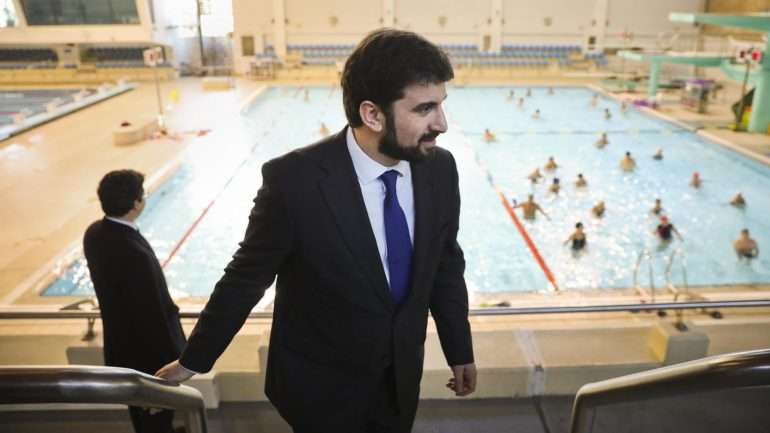 Bloco de Esquerda e PCP desafiam Tiago Brandão Rodrigues, ministro da Educação, a reverter reforma de Nuno Crato
