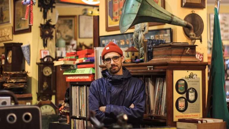 Coleccionador, rapper e produtor de beats, Hugo Oliveira diz que tem na música o "ponto fraco"