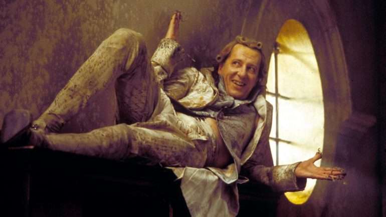 Geoffrey Rush como Marquês de Sade no filme &quot;Quills -- As Penas do Desejo&quot; (2000)