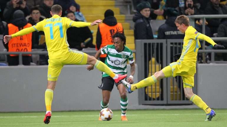 Gelson Martins entre dois adversários: a porta parece fechada mas o extremo lá conseguiu fugir mais uma vez em velocidade