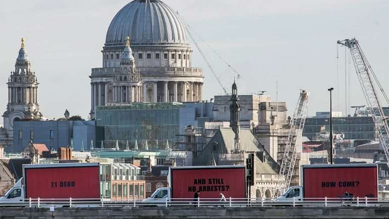 Os três cartazes andaram pelas ruas de Londres até pararem junto ao local da tragédia