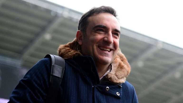 Carlos Carvalhal tem razões para sorrir: após triunfos contra Liverpool ou Arsenal, tirou o Swansea do último lugar