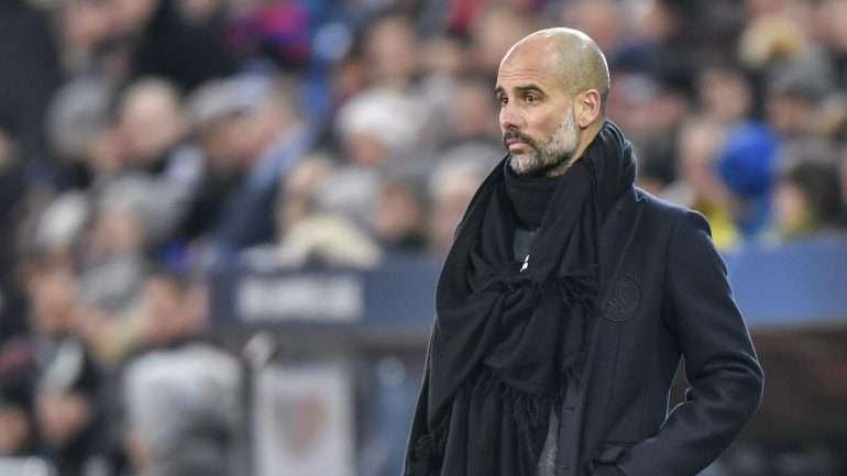 Pep Guardiola tem usado um laço amarelo na lapela desde dezembro de 2017 em apoio aos políticos catalães pró-independência que se encontram detidos.