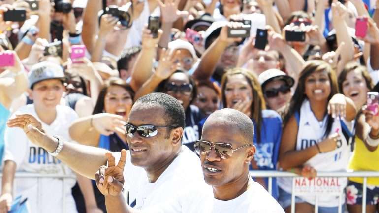 Terdema Ussery, aqui na festa do título de 2011 dos Dallas Mavericks com o ator Jamie Foxx, está no centro do escândalo sexual