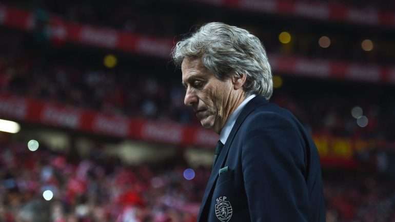 O Benfica considerava que Jesus tinha começado a treinar o Sporting ainda contratualmente ligado ao clube da Luz e exigia uma indemnização de 14 milhões de euros.