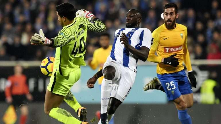 FC Porto saiu a perder ao intervalo no Estoril mas, 37 dias depois, conseguiu dar a volta ao marcador e vencer por 3-1