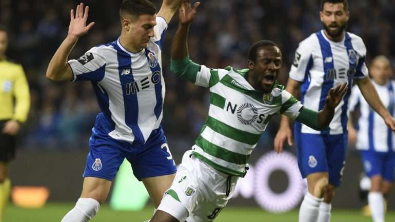 O lance entre Diogo Dalot e Doumbia, onde o marfinense ficou a reclamar grande penalidades que não foi assinalada