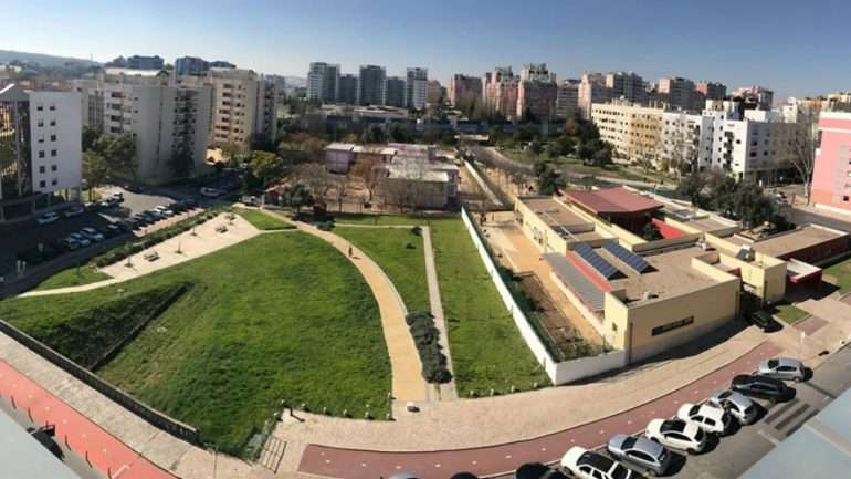 O terreno está situado na esquina entre a Rua José Escada e a Rua Hermano Neves, em Telheiras, na freguesia do Lumiar, em Lisboa
