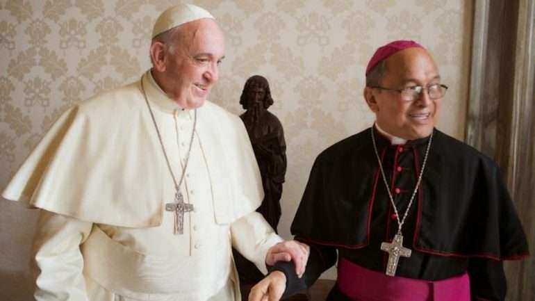 O arcebispo Anthony Sablan Apuron como papa Francisco no Vaticano