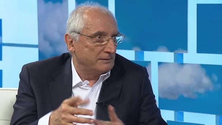 Ferreira Fernandes é um jornalista português, atualmente é cronista no Diário de Notícias.