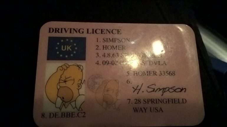 O documento era semelhante às cartas de condução britânicas, incluindo até as marcas de segurança