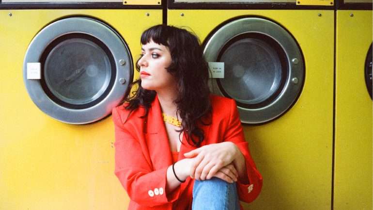 Natalie Sharp é Lone Taxidermist. A performer britânica lançou no ano passado o primeiro álbum e atua no Tremor, nos Açores, no próximo sábado.