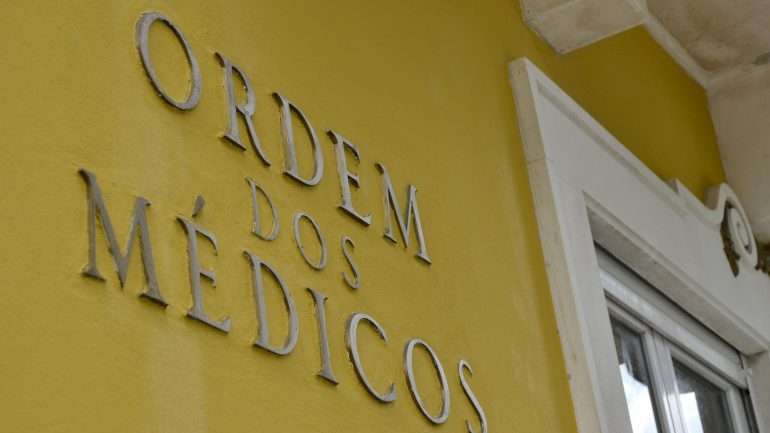 Os dados da Ordem dos Médicos indicam ainda que nos últimos cinco anos e meio foram mais de 3.000 processos arquivados, com 290 a darem origem a condenações.