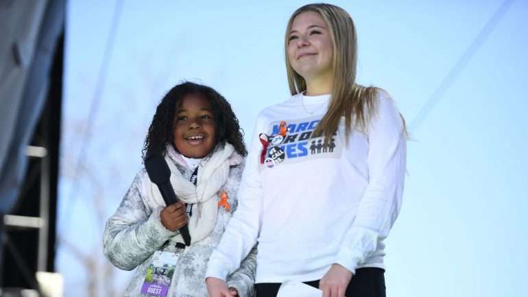 Yolanda Renee King com Jaclyn Corin, estudante da escola de Parkland e uma das organizadoras do protesto