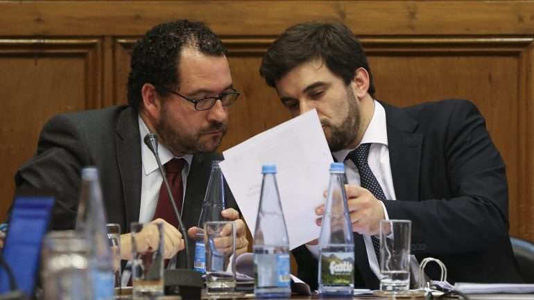 Ministro da Educação (à direita) esteve no Parlamento com os seus dois secretários de Estado