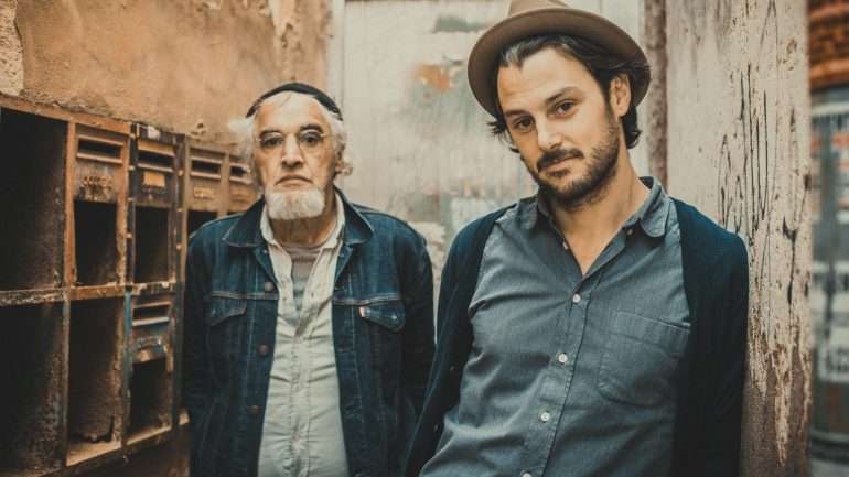 Carlos Medeiros (à esquerda) e Pedro Lucas (à direita), os fundadores da banda Medeiros/Lucas