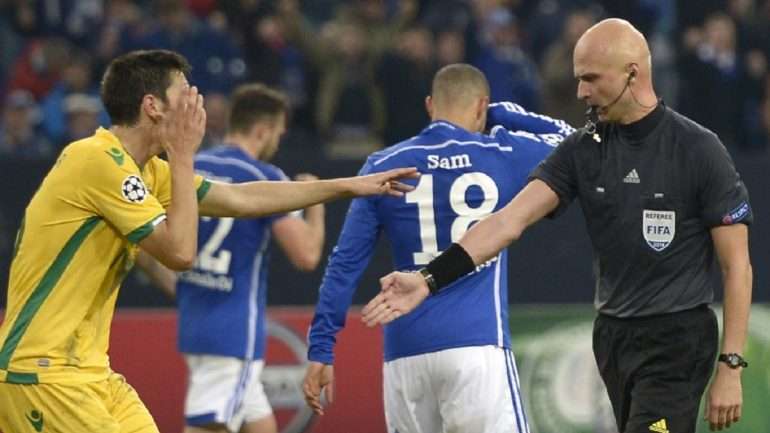 O momento em que Sergei Karasev assinala grande penalidade no terceiro minuto de descontos